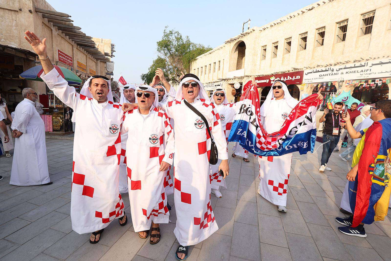 Hrvatski navija?i u tradicionalnim katarskim narodnim nošnjama zabavljaju se u centru Dohe 