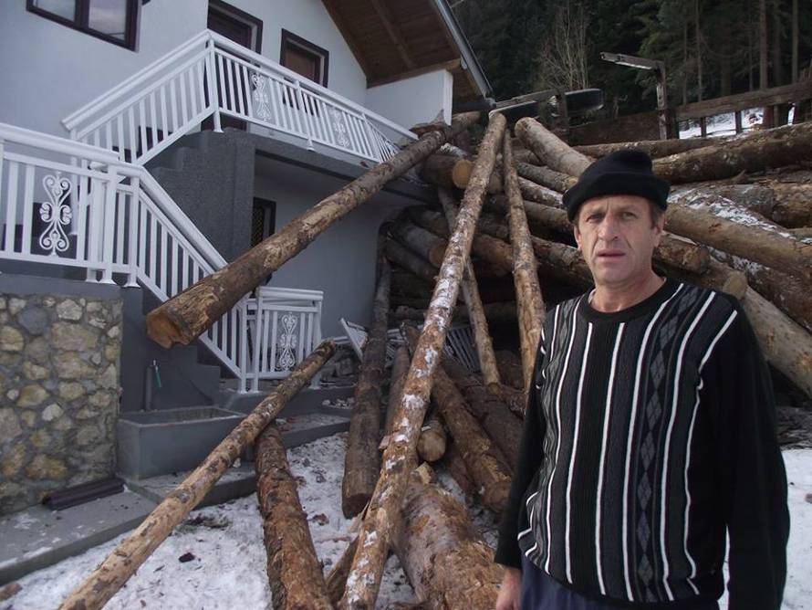 Kakva nesreća: Balvani ispali iz prikolice i "razvalili" mu kuću