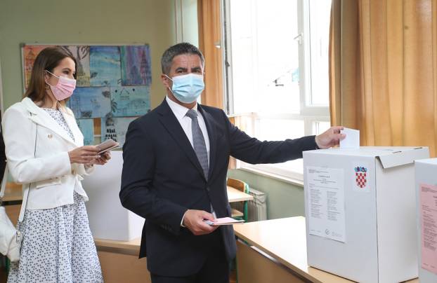 Split: Vice Mihanović sa suprugom Anitom stigao na glasovanje