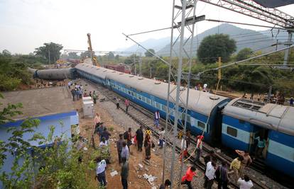 Vlak kliznuo s tračnica u Indij: "Broj mrtvih se popeo na 38"