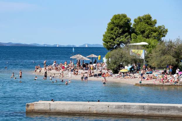 Zadar: Lijepo vrijeme popunilo gradsku plažu Kolovare