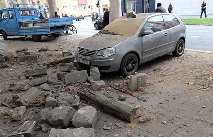 Urušila se fasada na zgradi, kameni blokovi uništili su auto