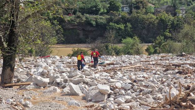 Raste broj poginulih u poplavama u Jablanici, stanje je kritično