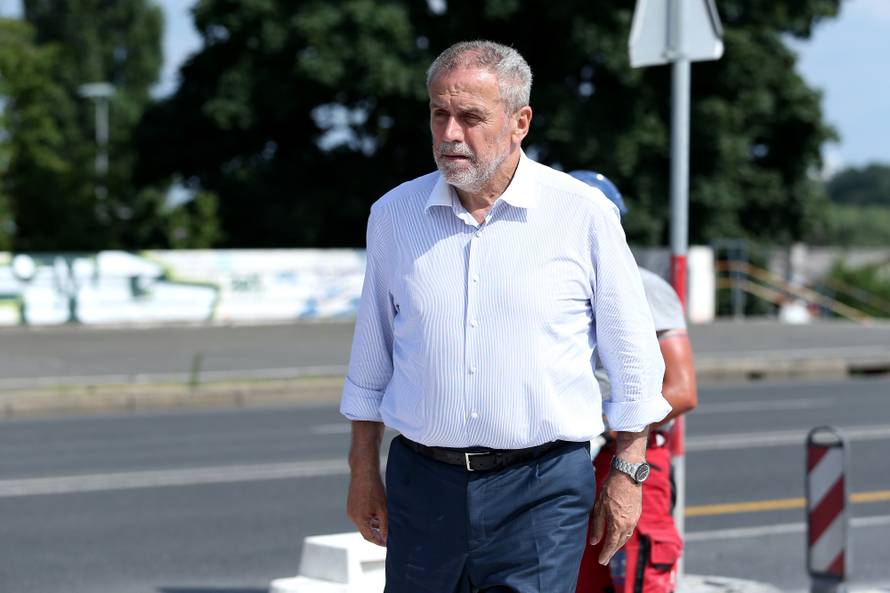 Zagreb: BandiÄ? obi??ao radnike na Mostu slobode i poÄ?astio ih Ä?evapima