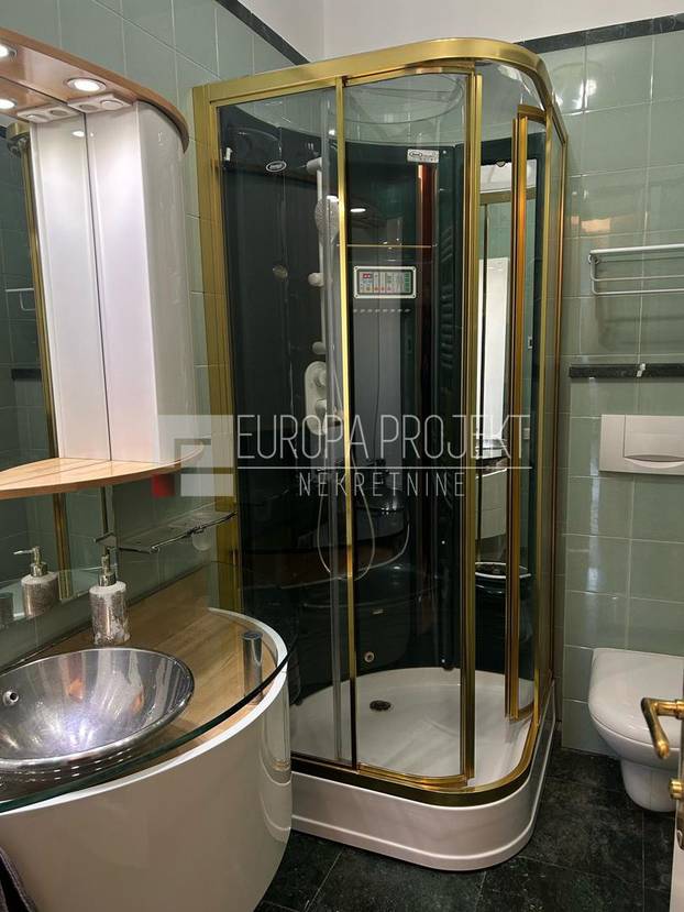 FOTO Zlatna tuš kabina, telefon kraj WC-a! Ovaj stan iznajmljuju na Trgu u Zagrebu. I cijena je hit