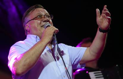 Kruži snimka podrške dok je Halid Bešlić u bolnici: Ovo su stihovi koji su rasplakali regiju