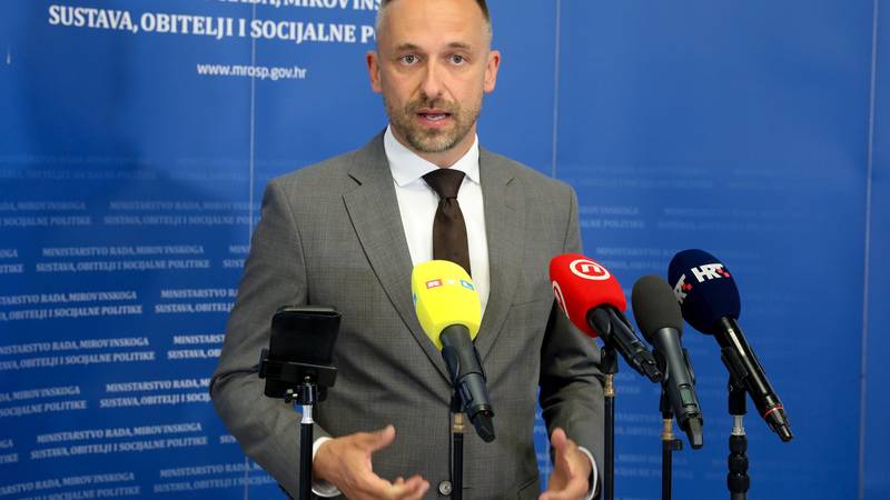 Ministar Piletić uručio ugovore vrijedne 40 milijuna eura za pomoć najpotrebitijima