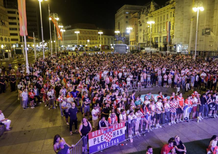 Zagreb: Navijači na na Trgu bana Jelačića prate utakmicu Hrvatska  - Portugal 