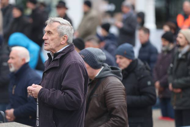 Zagreb: Interventna policija osigurava molitelje na glavnom Trgu