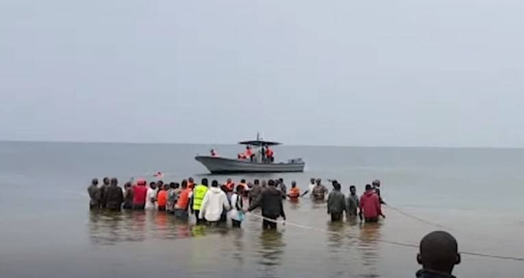 Dramatični prizori iz Tanzanije: 'Ljude tražimo čamcima, avion pokušavamo izvući iz jezera'