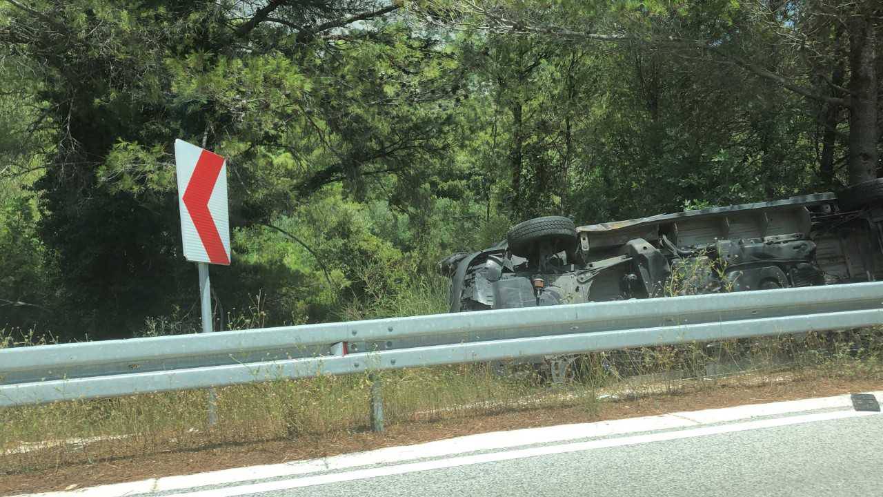 Auto završio na boku, a jednog muškarca su prevezli u bolnicu