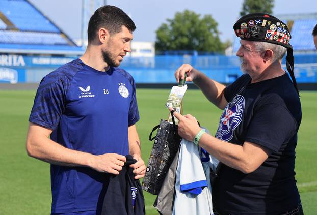 Zagreb: Udruga Tartan Army Croatia uručila je Scottu McKenni plaketu za doživotno članstvo u udruzi