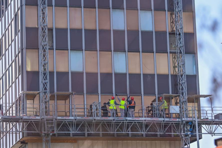 Zagreb: Postavljena dizalica na zgradu Vjesnika na kojoj traju pripreme za rušenje