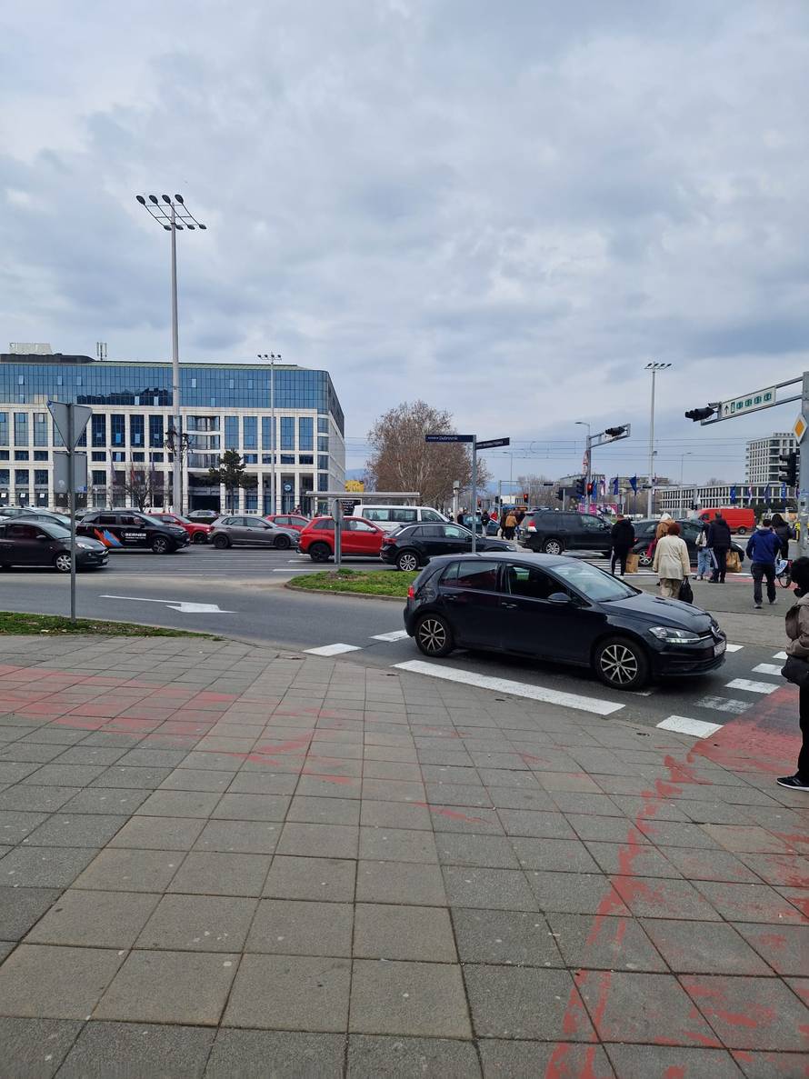 FOTO Kaos kod Avenue Malla: Sudarila se dva automobila, dvoje ljudi prevezeno u bolnicu