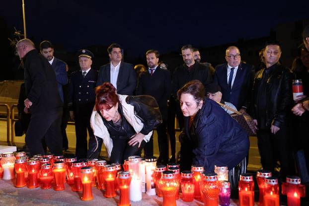 Split: Odana  počast svim žrtvama Vukovara kraj spomenika „I u mom gradu Vukovar svijetli“