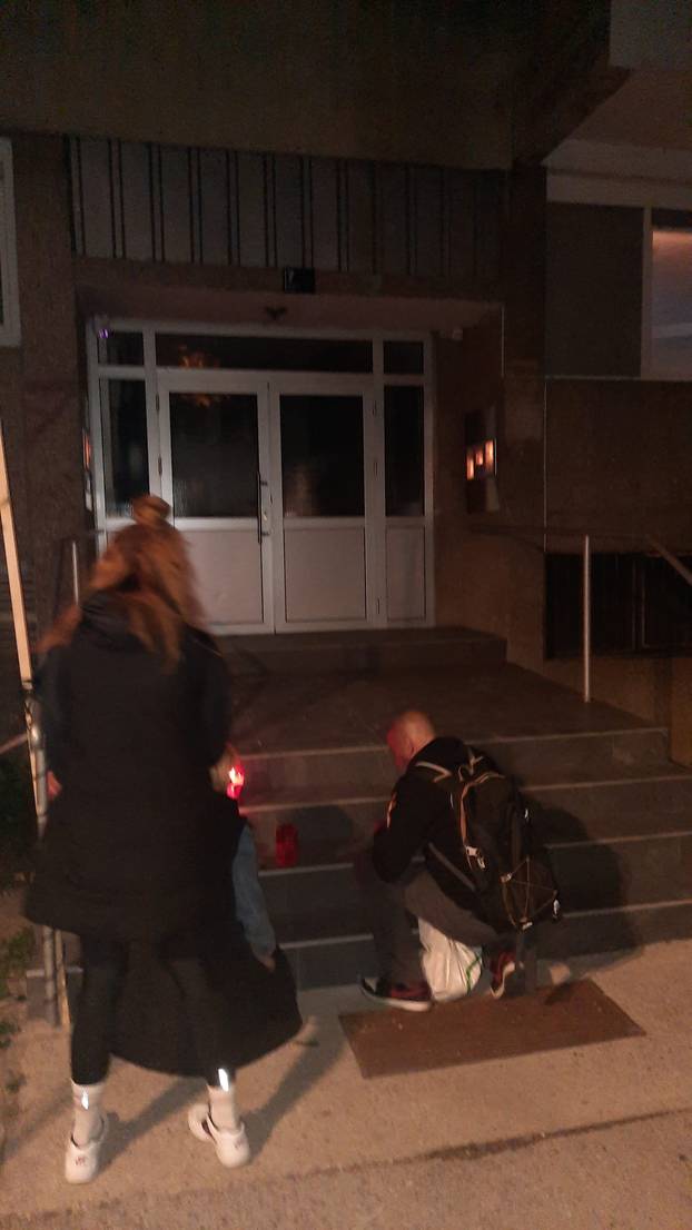 FOTO Pogledajte lampaše koje su fanovi zapalili ispred zgrade Gorana Bareta u Zagrebu