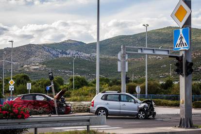 Troje ozlijeđenih u sudaru dva automobila u Kaštel Štafiliću