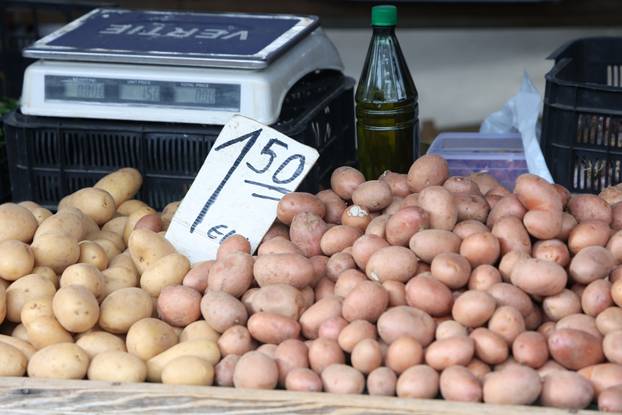 Šibenik: Ponuda vo?a i povr?a na šibenskoj tržnici
