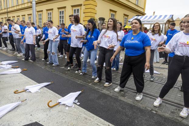 Osječki maturanti unatoč lošem vremenu plesali quadrillu u centru grada