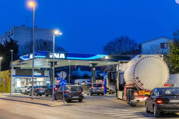 Pula: Automobili na benzinskim pumpama uoči sutrašnjeg poskupljenja benzina
