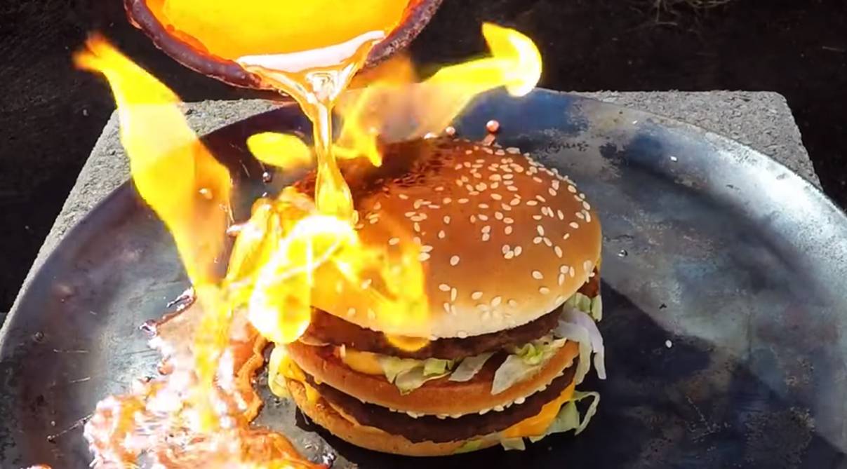 Jedan prepečeni molim: Burger su prelili bakrom na 1085°C