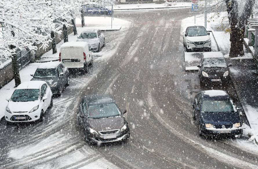 Sisak: Snijeg koji pada cijelo prijepodne zabijelio grad