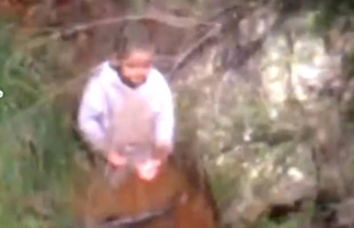 Pogledajte video: Dječak (3) se izgubio u divljini, pronašli su ga nakon tri dana u potoku: 'Živ je'