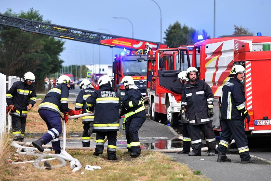 U industrijskoj zoni u Pribislavcu izbio je veliki požar