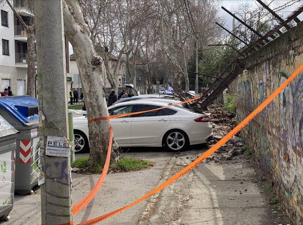 In Dobanovacka Street in Zemun, the wall, that is, the brick fence, of the FC Zemun stadium fell, and on that occasion, eight parked cars were damaged.U Dobanovackoj ulici u Zemunu pao je zid, odnosno ograda od cigle, stadiona FK Zemun i tom prilikom os