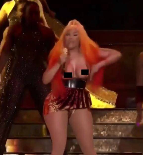 Kratka haljinica je popustila: Nicki Minaj ispale su grudi...