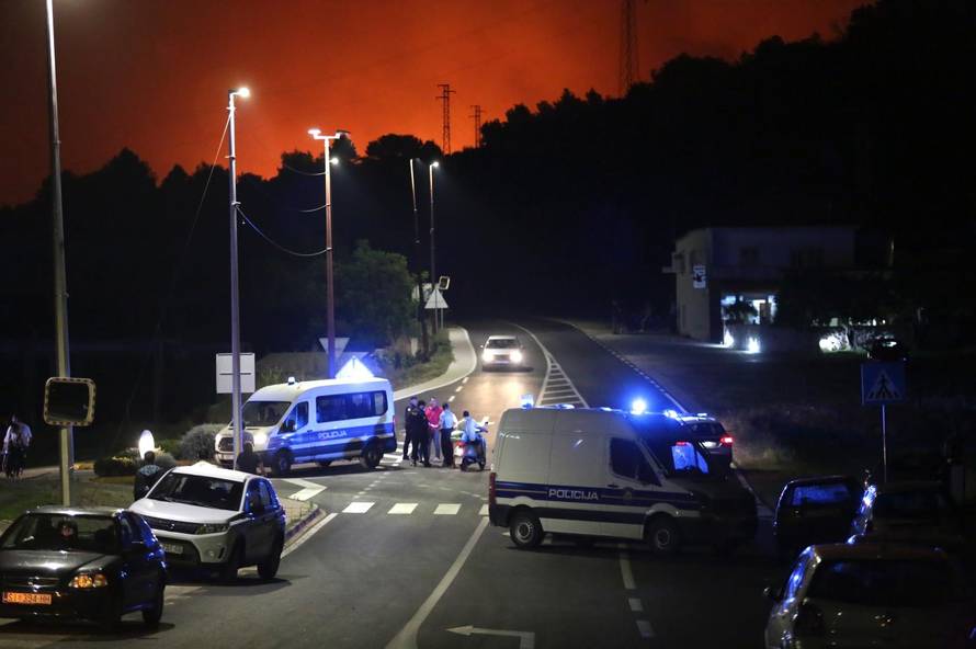 Hvala spasiteljima: 'Branili su nam kuće, spremamo im peku'