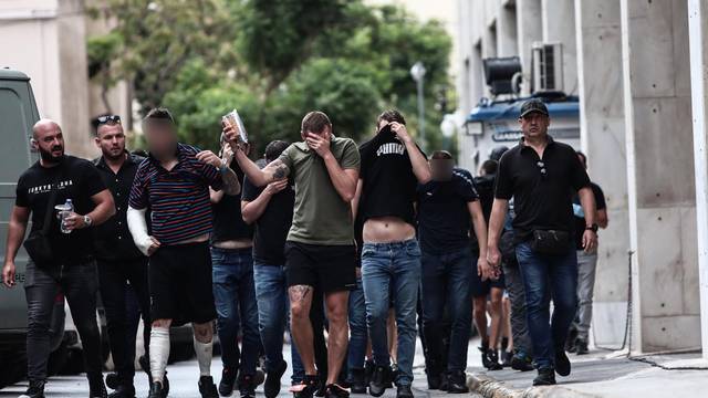 Posljednja skupina privedenih navijača u Ateni izlazi pred sudskog istražitelja