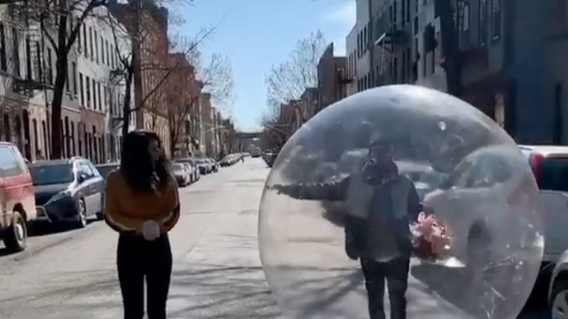 Obukao se u balon zbog korone samo da bi prošetao sa curom