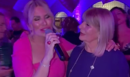 FOTO Ovako je Iva Todori&cacute; uzela mikrofon i pjevala mami Vesni