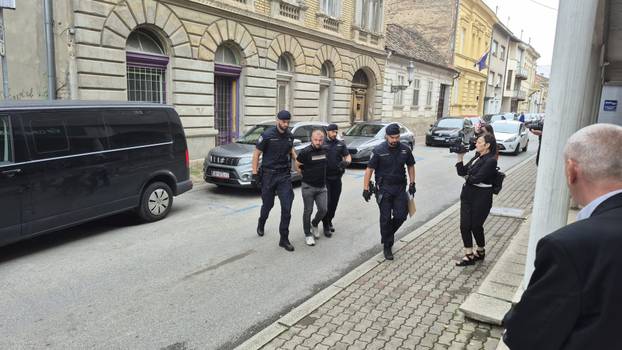 FOTO Pogledajte privođenje osumnjičenog za stravično ubojstvo u Slavonskom Brodu