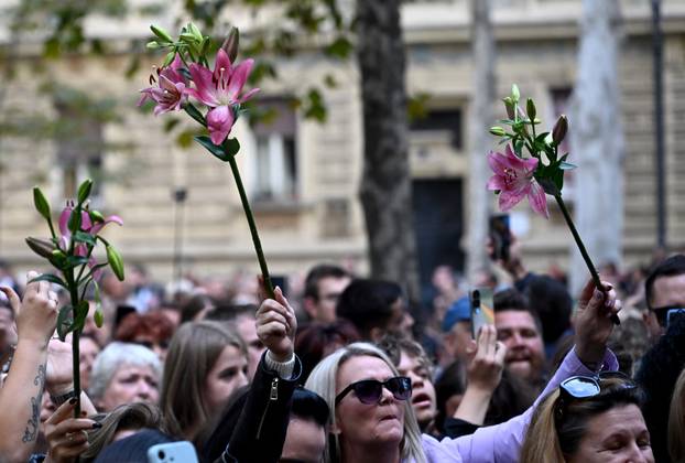 Zagreb: Brojni građani se okupili na Zrinjevcu u čast Halida Bešlića