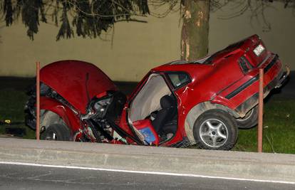 Užas u Šemovcu: Vozač se bori za život, automobil je smrskan