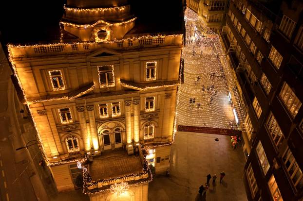 Pogled iz zraka na  novogodišnje ukrase u centru Sarajeva