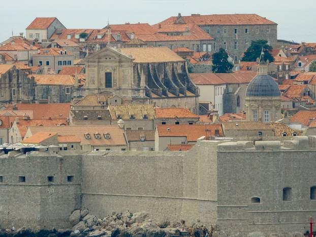 Dubrovnik ljeti, tisuće posjetitelja, ali i bogata ponuda za svakoga