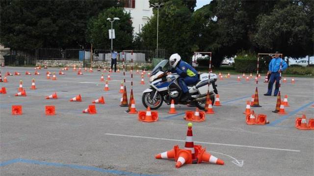 Policajci motociklisti natjecali se se u spretnosti u vožnji