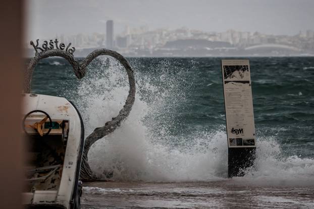 Olujno jugo zahvatilo Kaštela