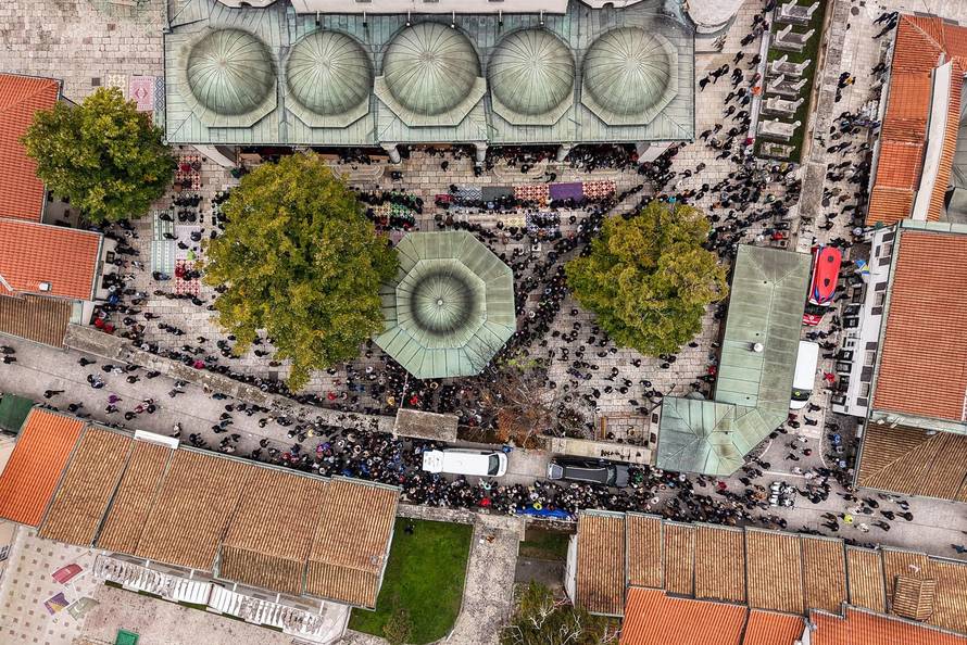 Sarajevo: Pogled iz zraka na dženazu za Halida Bešlića u Gazi Husrev-begovoj džamiji