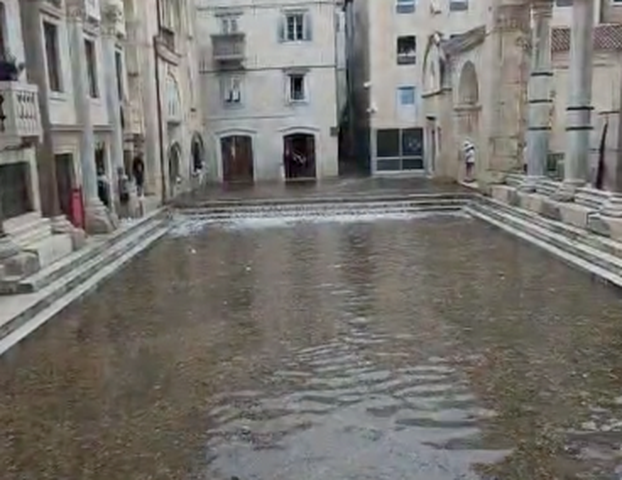 FOTO Split kao nakon tornada! Ovo je prognoza za danas: Za tri regije upalili alarm zbog oluje