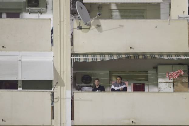 Šibenik: Navijaci s balkona svojih stanova pratili utakmicu Šibenika i Istre