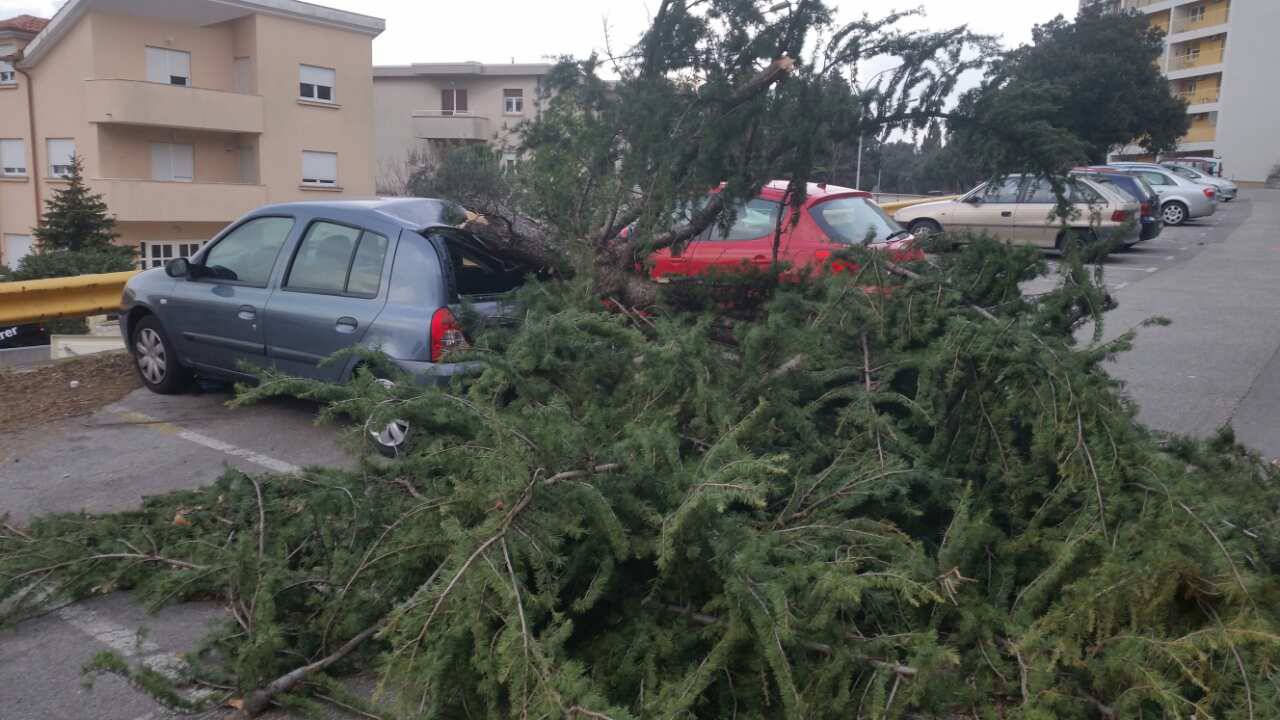 'Vrijeme je vrlo opasno': Bura i snijeg zatvorili su brojne ceste