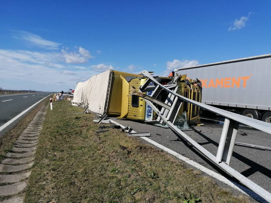 Snimka: Nova nesreća na A3! Ograda probila kabinu vozača