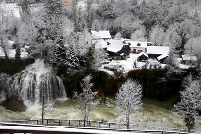 Magični prizori sa slapova Slunjčice: Snijeg pokrio Rastoke