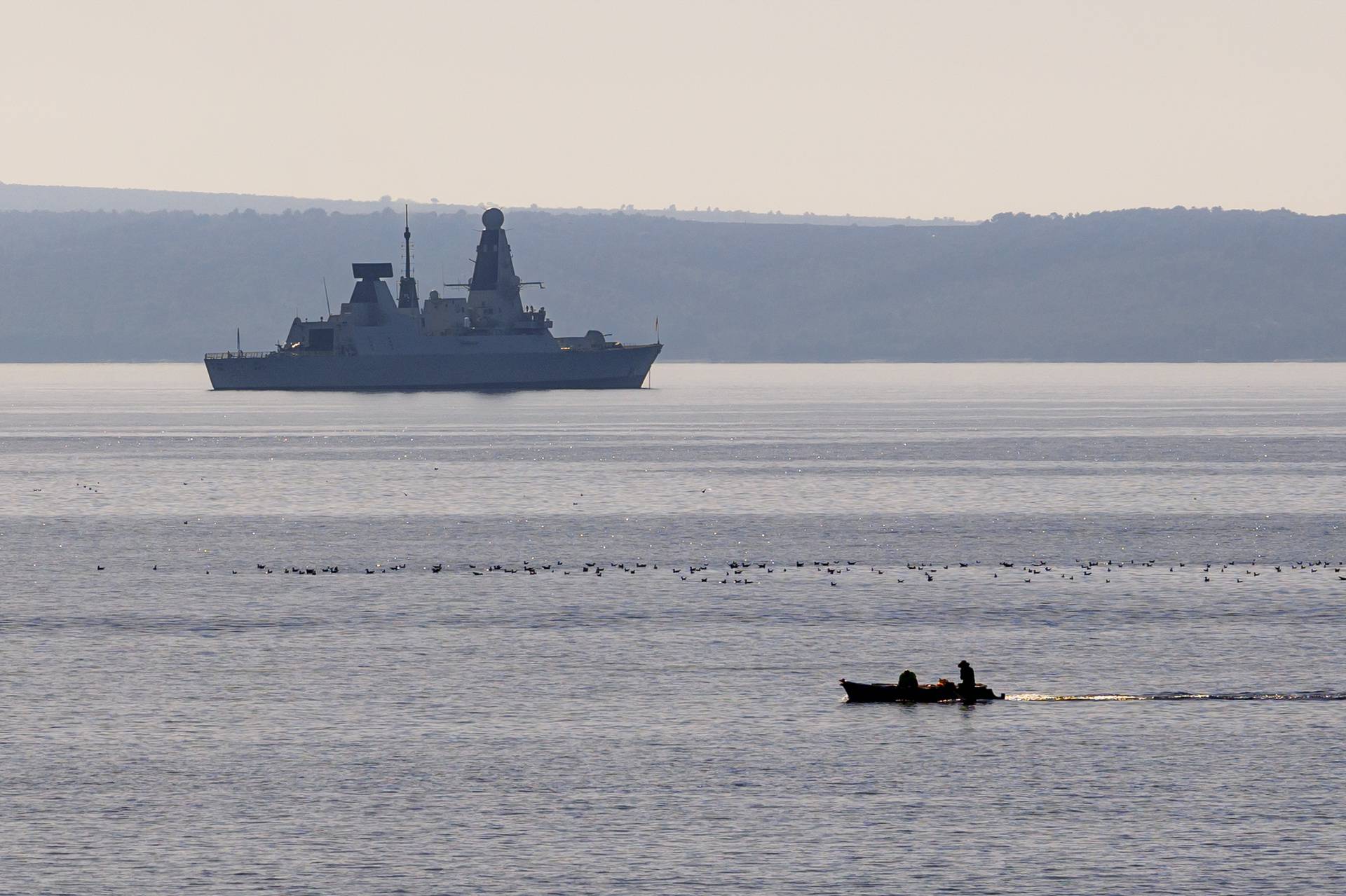 Britanski ratni brod HMS Defender usidren ispred Splita