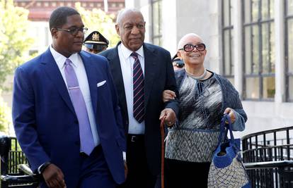 Cosbyjeva supruga podržava muža: Drži ga za ruku na sudu