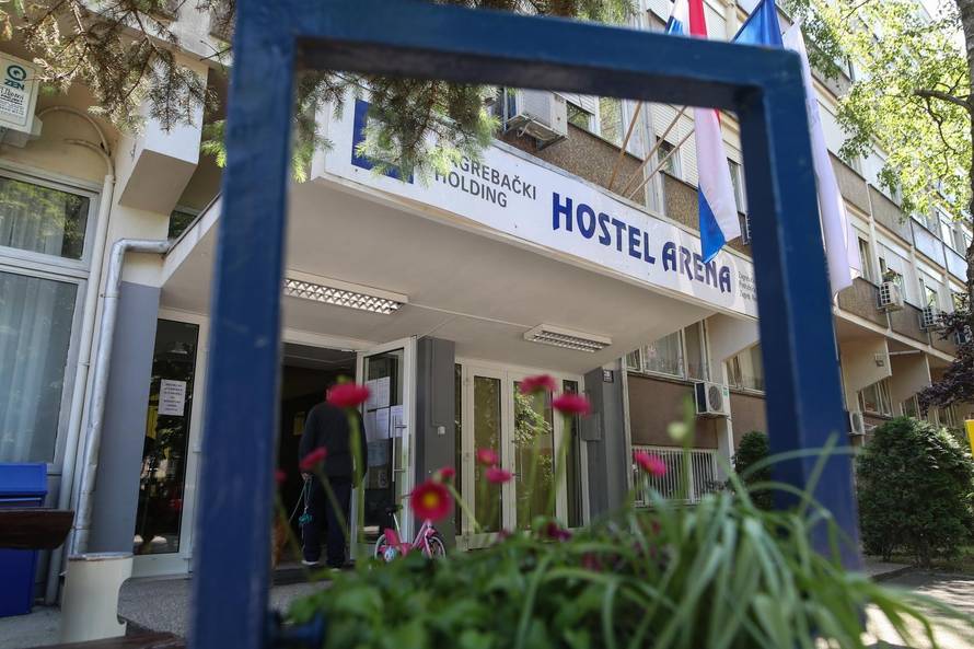 Zagrepčanke bez nade: 'Potres nam je uzeo sve. Zaboravljene smo, zaglavile smo u hostelu'